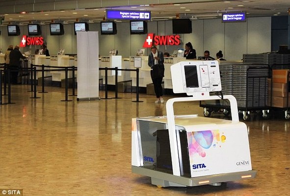 Робот Лео принимает багаж пассажиров на входе в аэропорт Женевы - 1